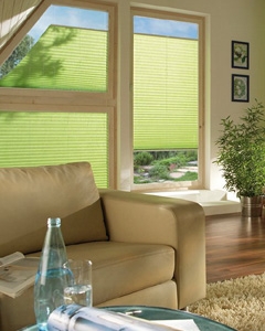 Unterschiedliche Stoffstrukturen wie das beliebte Crush, Satin oder grobgewebte Materialien beeinflussen neben der umfangreichen Farbpalette wesentlich den Charakter Ihrer Fensterdekoration. Die Licht- und Schattenverhältnisse sorgen für zusätzliche Akzente. In diesem Beispiel ist die Duette®-Anlage in Crush-Optik vor der Nische platziert worden und betont so optisch die sonnenbeschienene Fensterfläche zusätzlich wie ein Bilderrahmen. Sie entscheiden sich also nicht nur für einen effektiven und attraktiven Sonnenschutz, sondern auch für eine akzentsetzende Fensterdekoration.